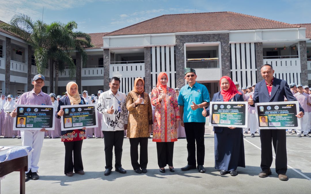 Kartu Multi Manfaat dari Taman Botani Sukorambi, SMAN 1 Jember, dan Bank Mandiri